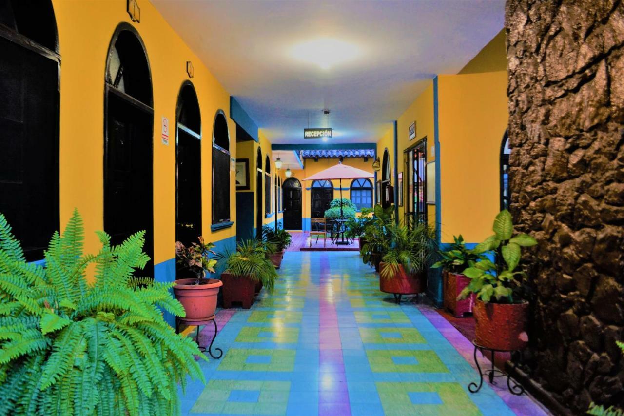 Hotel Delfin Comitan Exteriör bild